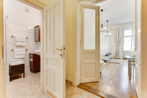 Diamond Riverside Apartment in the Heart of Prague - image 5