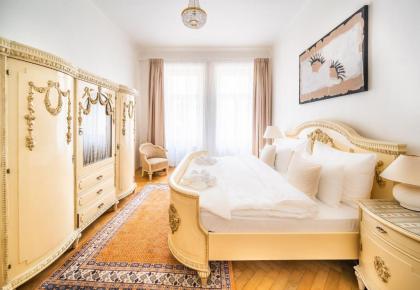 Kafka Apartment 4BR+2bath Old Town - image 1