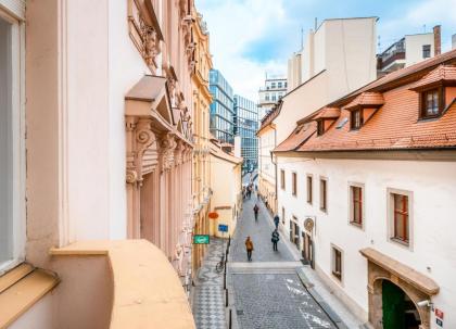 Kafka Apartment 4BR+2bath Old Town - image 2