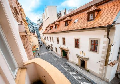 Kafka Apartment 4BR+2bath Old Town - image 3
