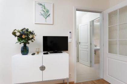 Cosy New Town Attic Studio - image 6