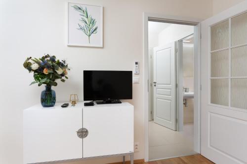 Cosy New Town Attic Studio - image 6