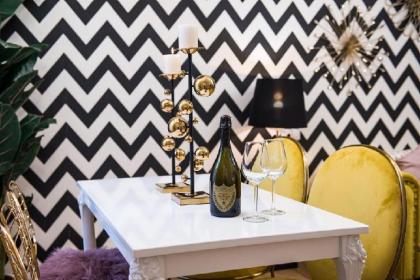 Salvador - design Daliesque apartment in Prague - image 11