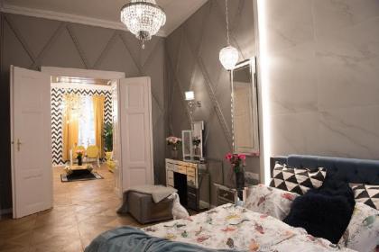 Salvador - design Daliesque apartment in Prague - image 13