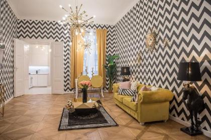 Salvador - design Daliesque apartment in Prague - image 4
