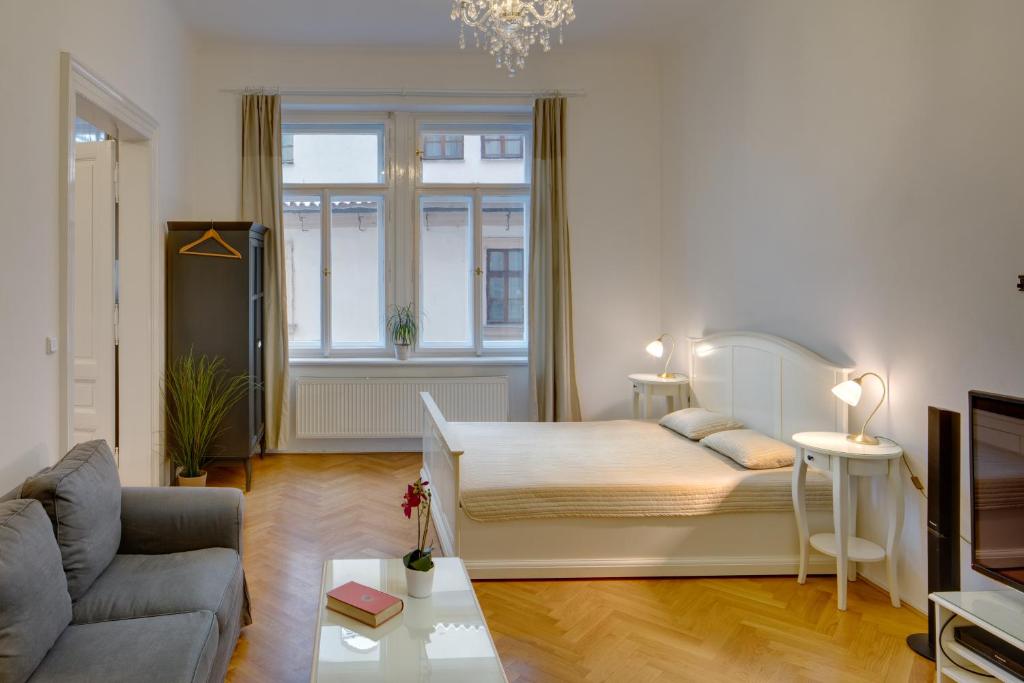 Karlova Old Town Apartment - image 6